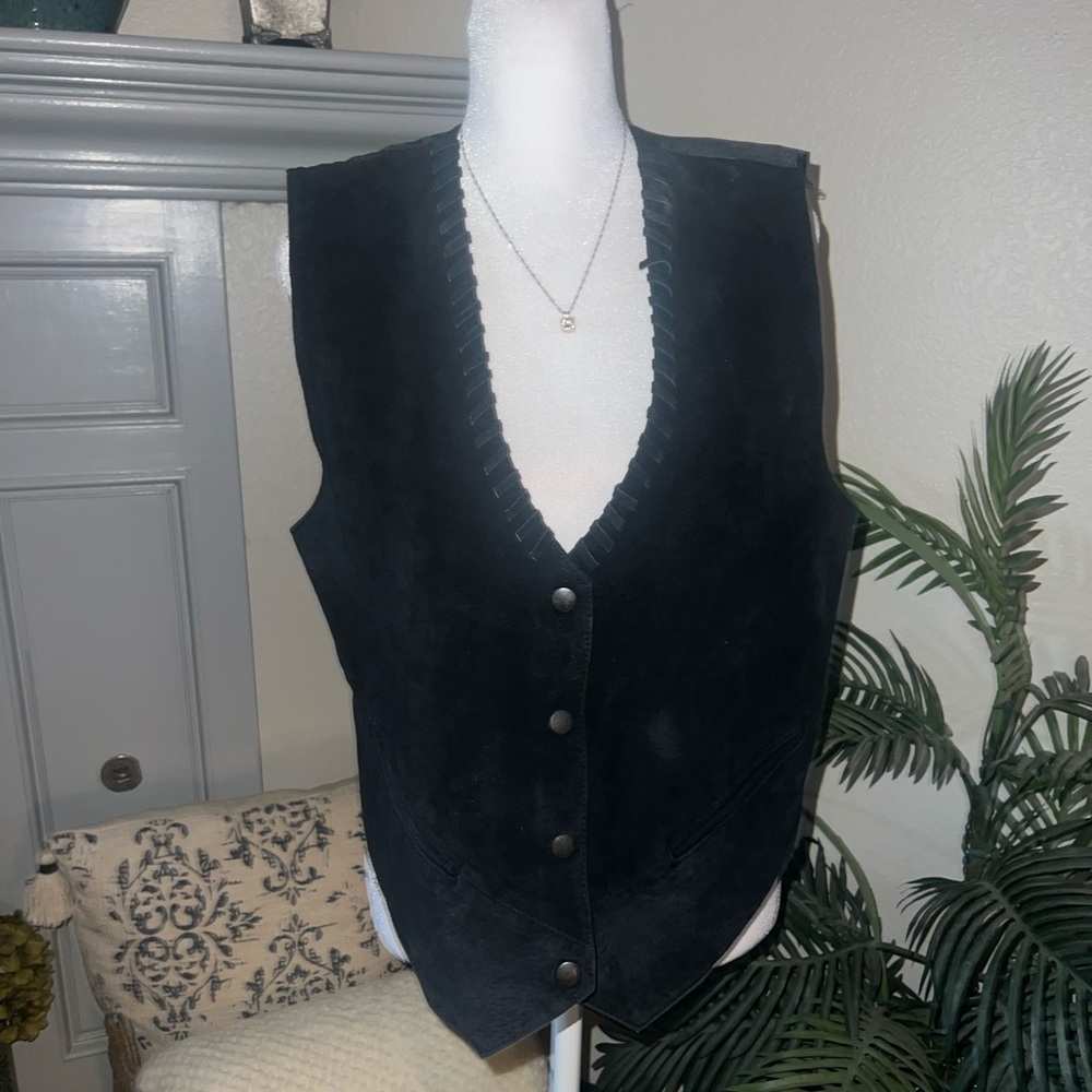 Vintage Rhoda Lynne 100% Leather
Front Black Ebony Vest Size L